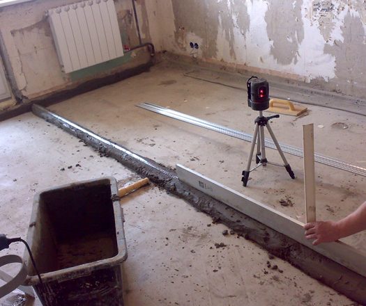 Чем и как выровнять пол в квартире