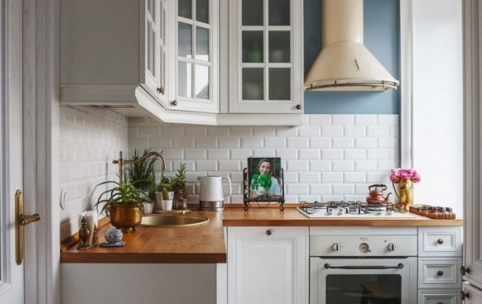 Дизайн кухни в хрущёвке с окном