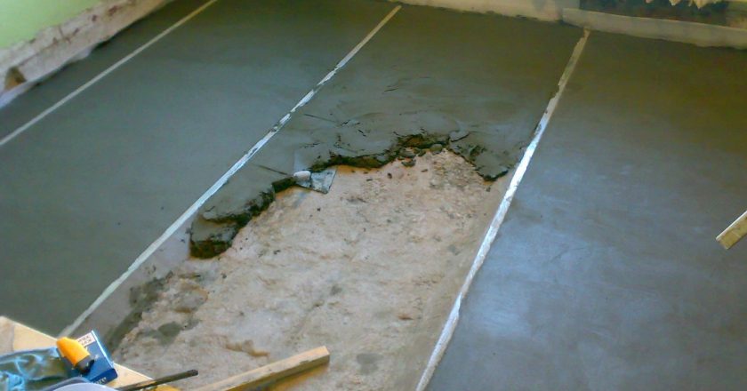 Как правильно залить пол под ламинат