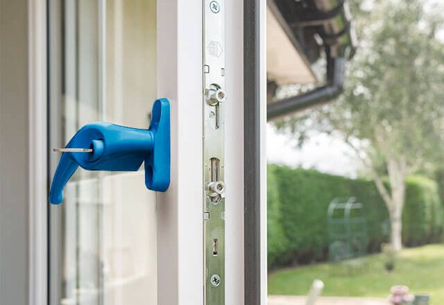 Как защитить дачу от воров: укрепление дверей и окон