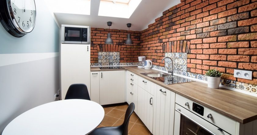 Кирпич в дизайне кухни: стильные решения и практические советы