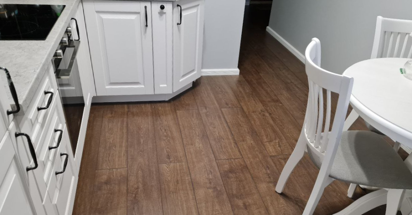 Ламинат на кухне: преимущества, выбор и укладка