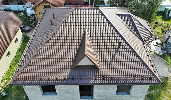 Мягкая кровля для вальмовой крыши: преимущества и особенности