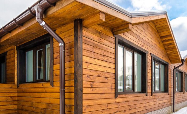 Отделка фасада деревянного дома: варианты и тенденции