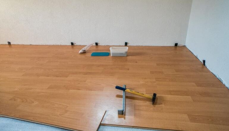 Сколько стоит ламинат: полный расчет стоимости с учетом всех расходов