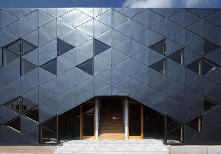 3D‑панели, металл и керамогранит: необычные идеи для дизайна современного фасада